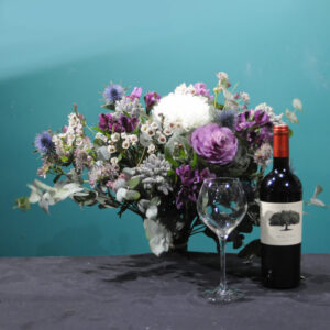 Généreux bouquet de fleurs fraîches & vin rouge