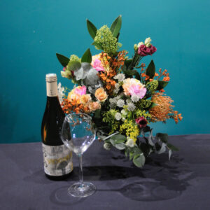 Charmant bouquet de fleurs fraîches & vin blanc