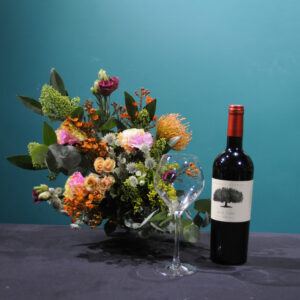 Charmant bouquet de fleurs fraîches & vin rouge