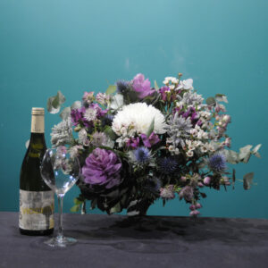 Généreux bouquet de fleurs fraîches & vin blanc