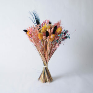 Charmant bouquet de fleurs séchées, tons vifs