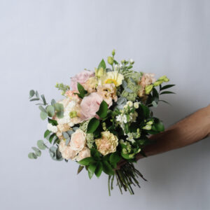 Généreux bouquet de fleurs fraîches, tons pastels