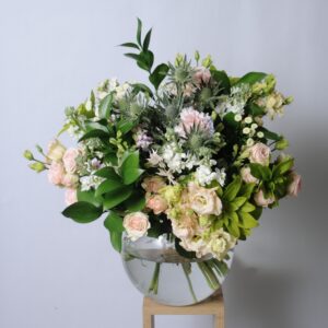 Plantureux bouquet de fleurs fraîches, tons pastels