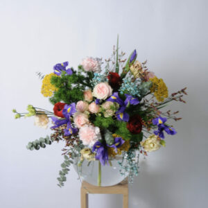 Généreux bouquet de fleurs fraîches, tons vifs