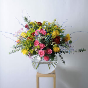 Plantureux bouquet de fleurs fraîches, tons vifs